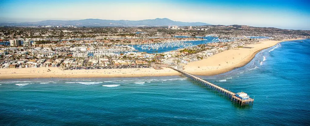 Orange County, California coastline with homes and pier